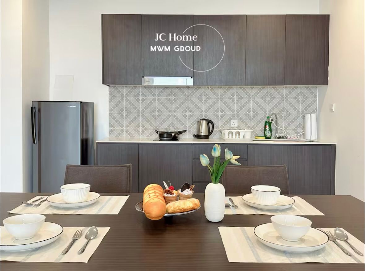 Suite kitchen and dining table