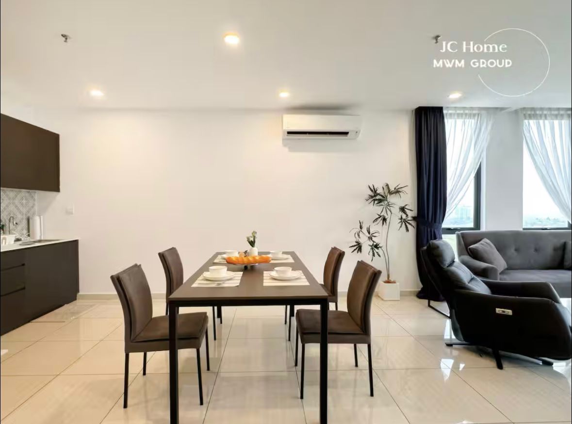 Suite dining area and lounge