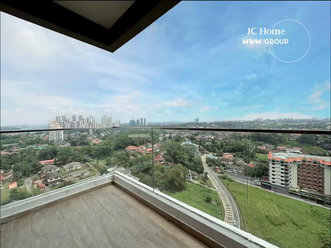 Suite balcony city view