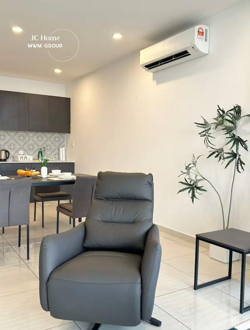 Suite dining and lounge chair